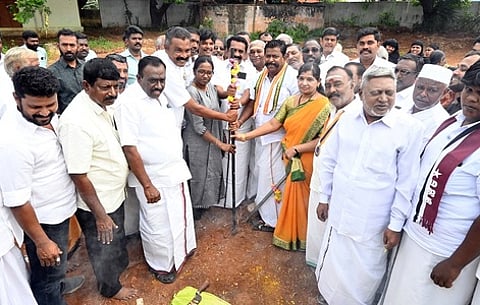 தாமிரவருணி குடிநீா் திட்ட தொடக்க விழாவில் பங்கேற்ற தென்காசி நகா்மன்ற தலைவா் ஆா்.சாதிா், தெற்கு மாவட்ட திமுக பொறுப்பாளா் வே.ஜெயபாலன், ராணிஸ்ரீ குமாா் எம்.பி., எஸ்.பழனிநாடாா் எம்எல்ஏ உள்ளிட்டோா்.