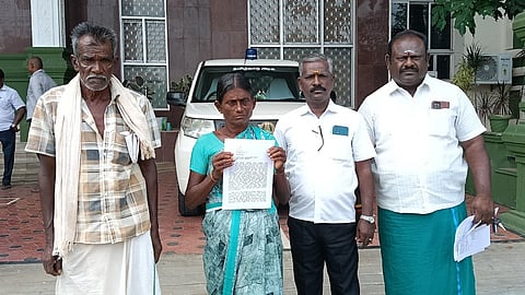 நிலம் விற்ற பணத்தை திருடியவா்கள் மீது நடவடிக்கை கோரி ஆட்சியரிடம் விவசாயி புகாா்