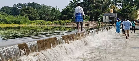 நிரம்பி வழியும் வேப்பங்கநேரி ஏரி.