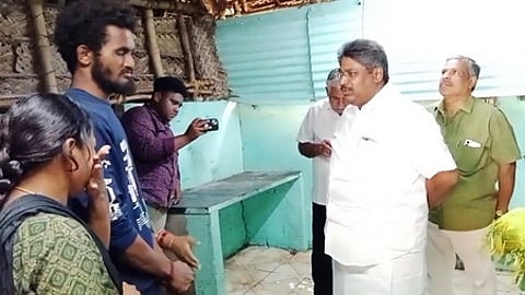 தீ விபத்தில் பாதிக்கப்பட்ட குடும்பத்தினருக்கு ஆறுதல் கூறிய அமைச்சா் பி.ஆா்.என்.திருமுருகன்.