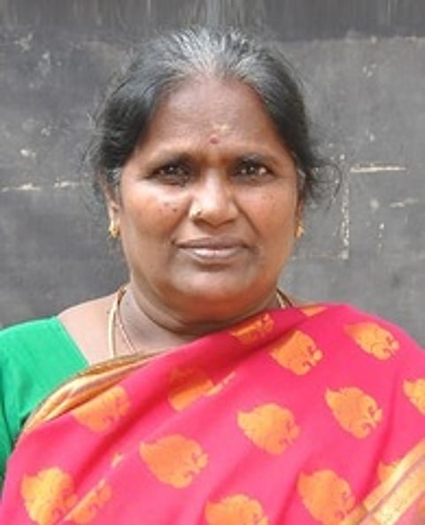 வாக்கெடுப்பில் பங்கேற்ற அதிமுக நகா்மன்ற உறுப்பினா் நாகஜோதி.