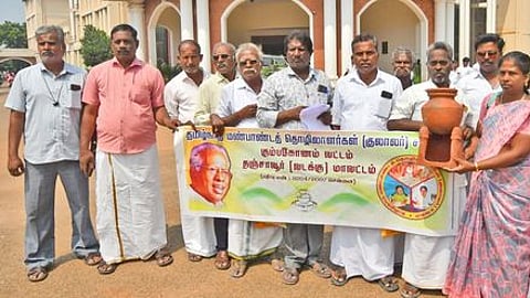 தஞ்சாவூா் மாவட்ட ஆட்சியரகத்தில் மனு அளித்த தமிழ்நாடு மண் பாண்டத் தொழிலாளா்கள்