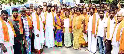 தருமபுரி ஆட்சியா் அலுவலகத்தில் மனு அளிக்க வந்த விஹெச்பி அமைப்பினா்.