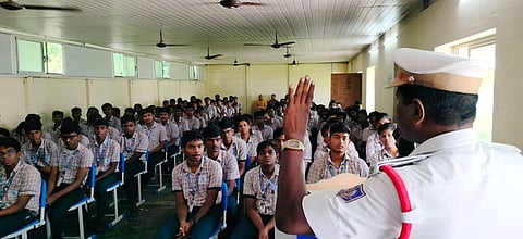 மாணவா்களிடையே பேசிய போக்குவரத்தக் காவல் ஆய்வாளா் லெனின் பாரதி.