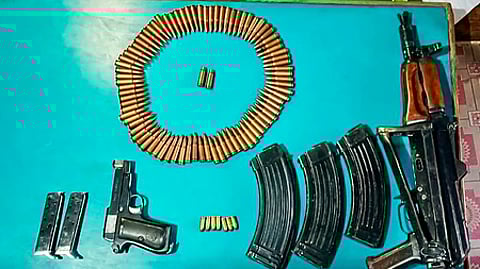 போலீஸாா் நடத்திய சோதனையில் பறிமுதல் செய்யப்பட்ட ஆயுதங்கள்.