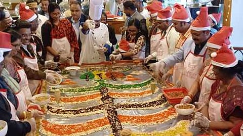 கேக் கலவை தயாரிக்கும் பணியில் கலந்துகொண்ட மாவட்ட ஆட்சியா் லட்சுமி பவ்யா தன்னேரு, மாவட்ட காவல் கண்காணிப்பாளா் என்.எஸ்.நிஷா.