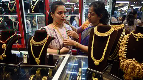 தங்கம் விலை ஒரே நாளில் இருமுறை சரிவு: பவுன் ரூ.1 லட்சத்துக்கு கீழ் சென்றது