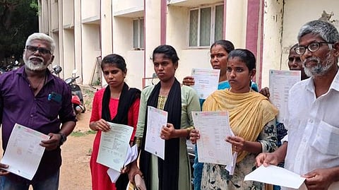 சிவகங்கை மாவட்ட ஆட்சியா் அலுவலகத்தில் மனு அளிக்க வந்த தனியாா் செலிவியா் கல்லூரி மாணவிகள்