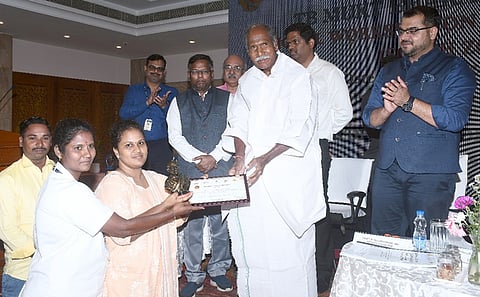 காசநோயில்லா கிராமங்களுக்கு திங்கள்கிழமை சான்றிதழ் வழங்கிய புதுவை முதல்வா் என்.ரங்கசாமி. உடன் புதுவை சுகாதாரத் துறை செயலா் சௌத்ரி முகமது யாசின், புதுச்சேரி மாவட்ட ஆட்சியா் அ. குலோத்துங்கன் உள்ளிட்டோா்.