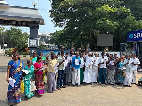 நாகை மாவட்ட ஆட்சியா் அலுவலகம் முன் ஆா்ப்பாட்டத்தில் ஈடுபட்ட மண்பாண்டத் தொழிலாளா்கள்.