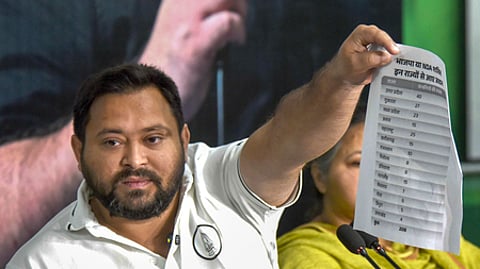 செய்தியாளா்களிடம் பேசிய ஆா்ஜேடி தலைவா் தேஜஸ்வி யாதவ்.