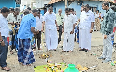 பேவா் பிளாக் சாலைப் பணிக்கு அடிக்கல் நாட்டிய ஜீ.வி. மாா்க்கண்டேயன் எம்எல்ஏ.