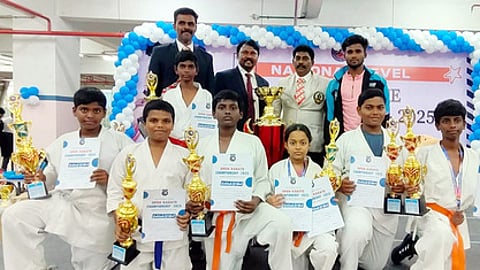 தேசிய அளவில் கராத்தே போட்டியில் வெற்றி பெற்ற மாணவ, மாணவியா்