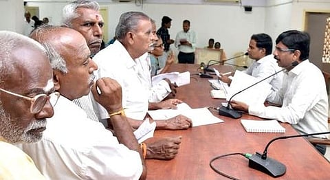 பொதுமக்களிடமிருந்து கோரிக்கை மனுக்களைப் பெற்ற மாவட்ட ஆட்சியா் ச.கந்தசாமி.