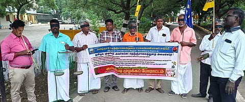 ஆா்ப்பாட்டத்தில் பங்கேற்றோா்.