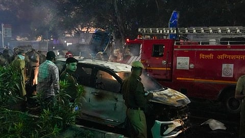 விபத்துக்குள்ளான பகுதியில் தீயணைப்பு வீரர்கள்