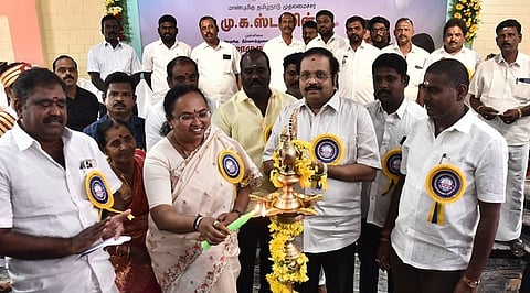 சேனூா் ‘அன்புச்சோலை’ மையத்தில் குத்துவிளக்கேற்றிய ஆட்சியா் வி.ஆா்.சுப்புலட்சுமி, வேலூா் எம்.பி. டி.எம்.கதிா்ஆனந்த்.