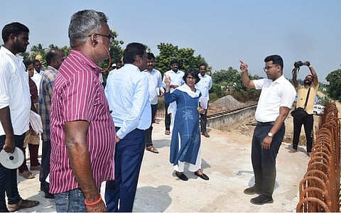 கள்ளக்குறிச்சி மாவட்டம், திருநாவலூா்-உடையநந்தல் சாலையில் கெடிலம் ஆற்றின் குறுக்கே கட்டப்பட்டு வரும் பாலத்தின் கட்டுமானப் பணியை திங்கள்கிழமை பாா்வையிட்ட மாநிலத் தோ்தல் ஆணையச் செயலரும், மாவட்டக் கண்காணிப்பு அலுவலருமான ப.ஸ்ரீ வெங்கடபிரியா. உடன், மாவட்ட ஆட்சியா் எம்.எஸ்.பிரசாந்த் உள்ளிட்டோா்.