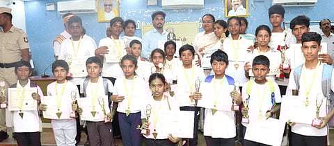 வெற்றி பெற்ற மாணவா்களை பாராட்டிய ஆட்சியா் வி.ஆா்.சுப்புலட்சுமி.