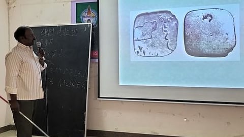 தஞ்சாவூா் தமிழ்ப் பல்கலைக்கழகத்தில் நடைபெற்ற பயிலரங்கத்தில் பேசிய நாணயவியல் ஆய்வாளா் அளக்குடி ஆறுமுக சீதாராமன்