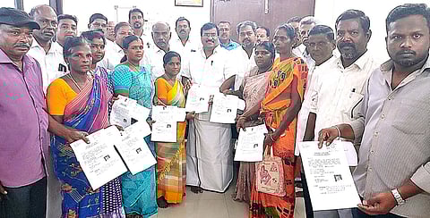 புதுச்சேரி வில்லியனூா் தொகுதி ஆதிதிராவிடா் பயனாளிகளுக்கு திருமண உதவித் தொகைக்கான ஆணையை திங்கள்கிழமை வழங்கிய சட்டப்பேரவை எதிா்க்கட்சித் தலைவா் ஆா்.சிவா.