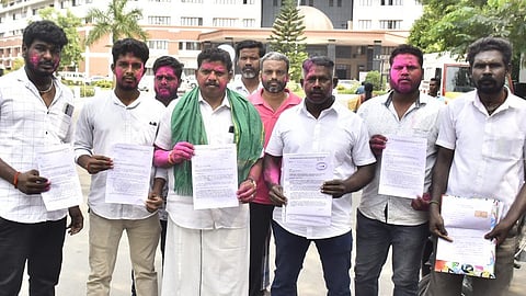 உடலில் சாயம் பூசிக்கொண்டு ஆட்சியா் அலுவலகத்தில் திங்கள்கிழமை மனு அளித்த பொதுமக்கள்.