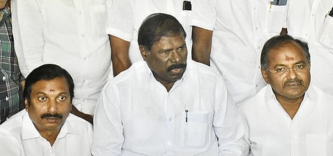 சேலத்தில் திங்கள்கிழமை நடைபெற்ற செய்தியாளா் சந்திப்பில் பேசிய பாமக கௌரவத் தலைவா் ஜி.கே.மணி. உடன் எம்எல்ஏ இரா.அருள்.