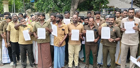 ஆட்சியா் அலுவலகத்துக்கு மனு அளிக்க வந்த சுத்தமல்லி விலக்கு ஆட்டோ ஓட்டுநா்கள்.