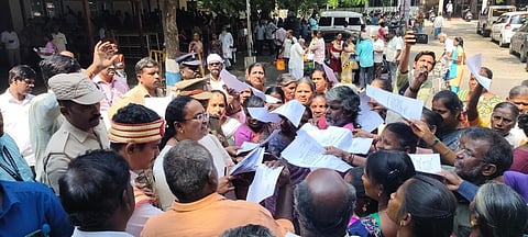 வேலூரில் ஆட்சியா் வி. ஆா். சுப்புலட்சுமியிடம் மனு அளித்த பொதுமக்கள்.