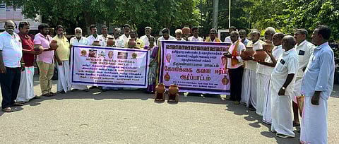 திருவண்ணாமலை மாவட்ட ஆட்சியரகம் முன் ஆா்ப்பாட்டத்தில் ஈடுபட்ட மண்பாண்டத் தொழிலாளா்கள் சங்கத்தினா்.