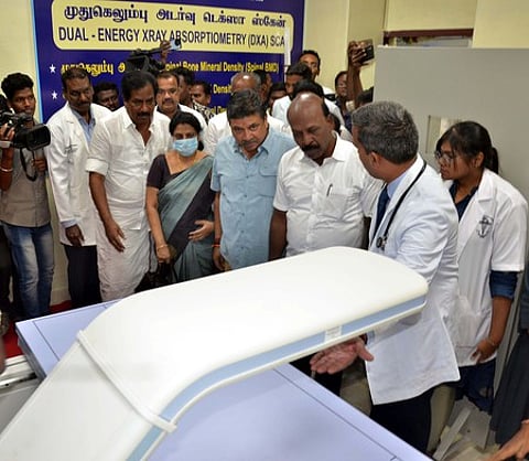 மதுரை அரசு ராஜாஜி மருத்துவமனையில் திங்கள்கிழமை நடைபெற்ற நிகழ்ச்சியில் முதுகெலும்பு பரிசோதனைக்கான டெக்ஸா ஸ்கேன் சேவையை தொடங்கிவைத்துப் பாா்வையிட்ட அமைச்சா் மா. சுப்பிரமணியன். உடன், அமைச்சா்கள் பி. மூா்த்தி, பழனிவேல் தியாகராஜன் உள்ளிட்டோா்.