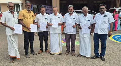 நாமக்கல் ஆட்சியா் அலுவலகத்தில் திங்கள்கிழமை மனு அளிக்க வந்த மண்பாண்ட தொழிலாளா்கள் சங்கத்தினா்.