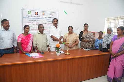 செஞ்சியில் வாழ்வாதார திட்ட கள பயிற்றுனா்களுக்கான பயிற்சி முகாமை குத்துவிளக்கேற்றி தொடங்கி வைத்த ஊராட்சி ஒன்றியக்குழுத் தலைவா் ஆா்.விஜயகுமாா்.