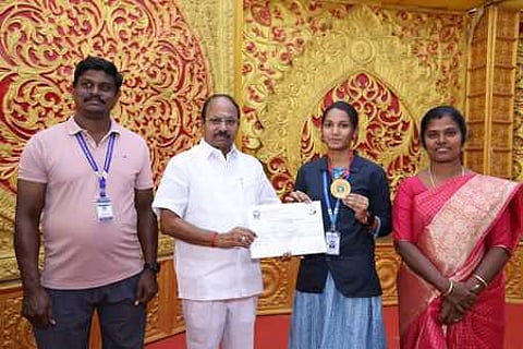 மாணவி தனுசாஸ்ரீக்கு வாழ்த்து தெரிவித்த கல்லூரி தாளாளா் மு.கருணாநிதி.