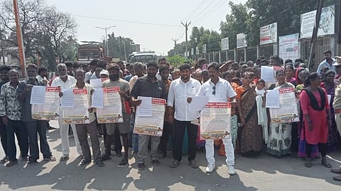 கோரிக்கை மனு அளிக்க வந்த தொழிலாளா்கள்.