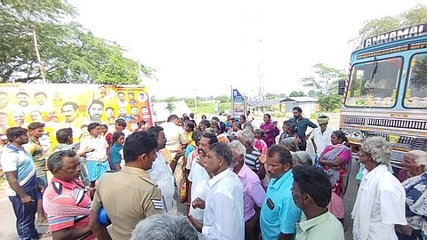 ஆணையாம்பட்டியில் சாலை மறியலில் ஈடுபட்டோா்.