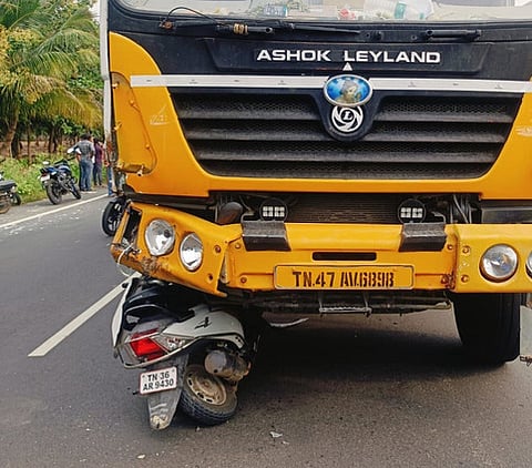 லாரியின் அடியில் சிக்கிய இருசக்கர வாகனம்.