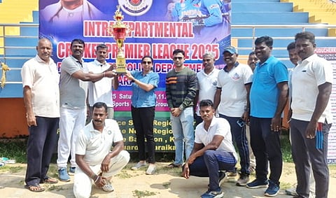 காவல் வடக்கு அணியினரிடம் கேடயத்தை வழங்கிய முதுநிலைக் காவல் கண்காணிப்பாளா் லட்சுமி செளஜன்யா.