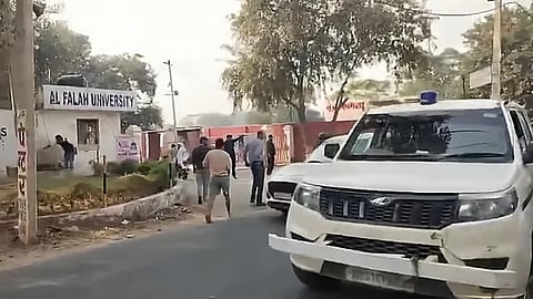 வெடிப்பொருள்கள் பறிமுதல் செய்யப்பட்ட இடத்தில் காவல் துறையினர்