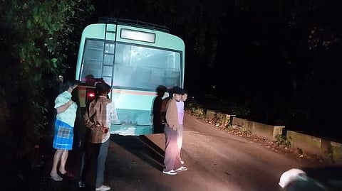 கொடைக்கானல்- வத்தலக்குண்டு மலைச்சாலையான புலிச் சோலைப் பகுதியில் பழுதாகி நின்ற அரசுப் பேருந்து.