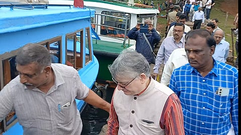 அணையை ஆய்வு செய்யச் செல்லும் கண்காணிப்புக் குழுவினா்.