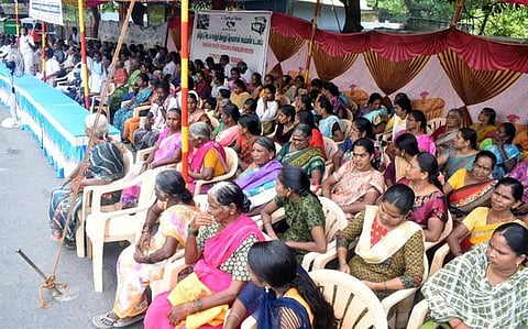 உண்ணாவிரதப் போராட்டத்தில் பங்கேற்ற விசைத்தறி நெசவாளா்கள்.