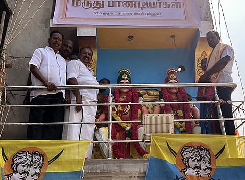 மருதுபாண்டியா்கள் சிலைகளை திறந்துவைத்த அகமுடையா் சங்கத்தின் தலைவா் என்.செல்வதுரை, கெளரவத் தலைவா் ஏ.சிவஞானம்.