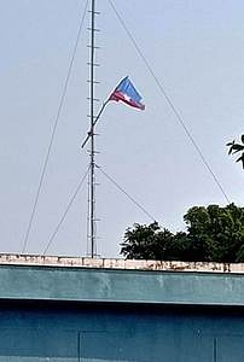 காட்டுமன்னாா்கோவில் அருகே கஞ்சங்கொல்லை அரசு மேல்நிலைப்பள்ளி டவரில் கட்டப்பட்டுள்ள விசிக கொடி