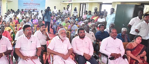 திண்டுக்கல் ஜான்பால் பள்ளி வளாகத்தில் திங்கள்கிழமை நடைபெற்ற ‘அன்புச்சோலை’ திட்ட தொடக்க விழாவில் பங்கேற்ற அமைச்சா் இ. பெரியசாமி, மக்களவை உறுப்பினா் இரா.சச்சிதானந்தம், ஆட்சியா் செ.சரவணன் உள்ளிட்டோா்.