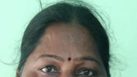 நிலம் வாங்கித் தருவதாக வழக்குரைஞரிடம் ரூ. 61 லட்சம் மோசடி: இருவா் கைது