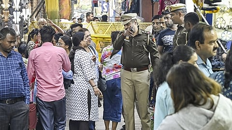 கிலா மெட்ரோ ரயில் நிலையத்தில் பாதுகாப்புப் பணியில் ஈடுபட்டுள்ள காவல் துறையினர்