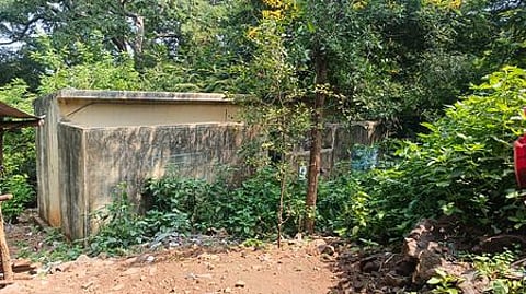 தருமபுரி, அரூா் அருகேயுள்ள தீா்த்தமலை கோயில் அருகே, பழுதடைந்த நிலையில் பூட்டிக்கிடக்கம் கழிவறைகள்.