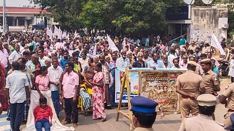 போராட்டத்தில் ஈடுபட்ட தமிழ்நாடு அனைத்து வகை மாற்றுத் திறனாளிகள், பாதுகாப்போா் உரிமைகளுக்கான சங்கத்தினா்