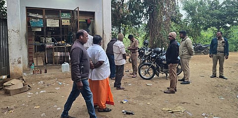 திருட்டு நடந்த இடத்தில் விசாரணை நடத்திய போலீஸாா்.